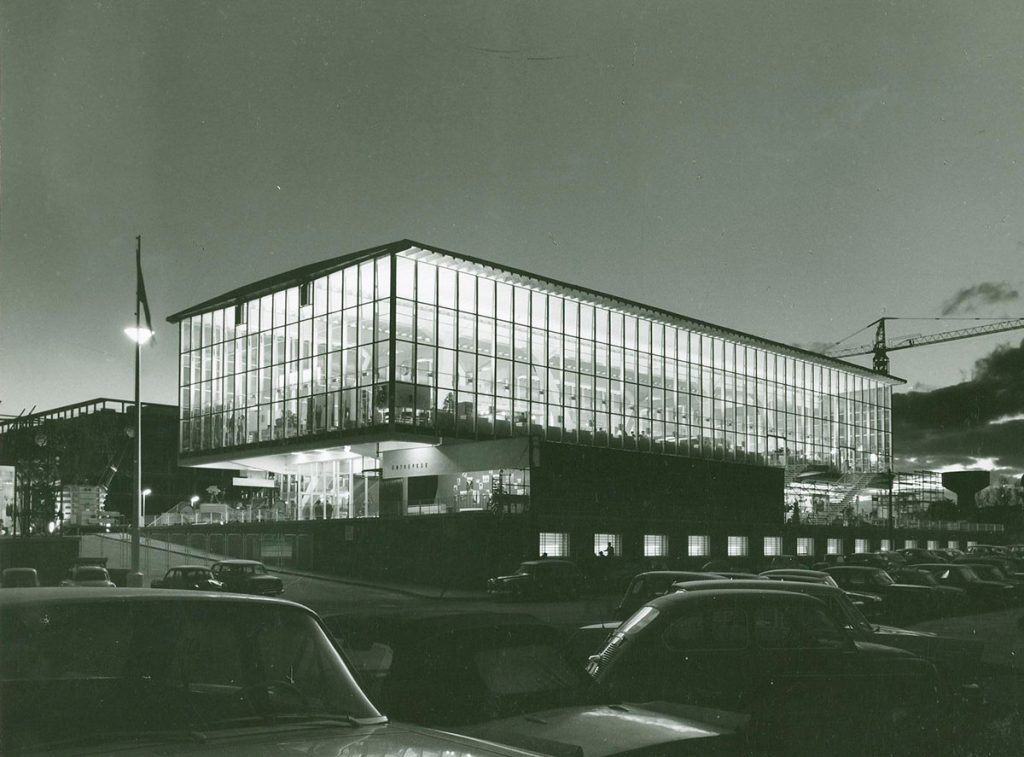 Imagen nocturna del Palacio de Exposiciones de la Cámara de Comercio de Madrid. Procedencia Archivo de la Cámara de Comercio de Madrid.