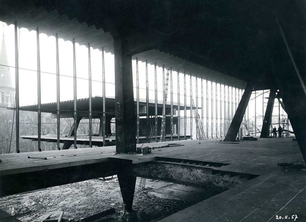 Pabellón de Luxemburgo en Bruselas, durante su construcción en 1957 en el recinto de Heysel. Procedencia Archivo Torroja, CEHOPU-CEDEX