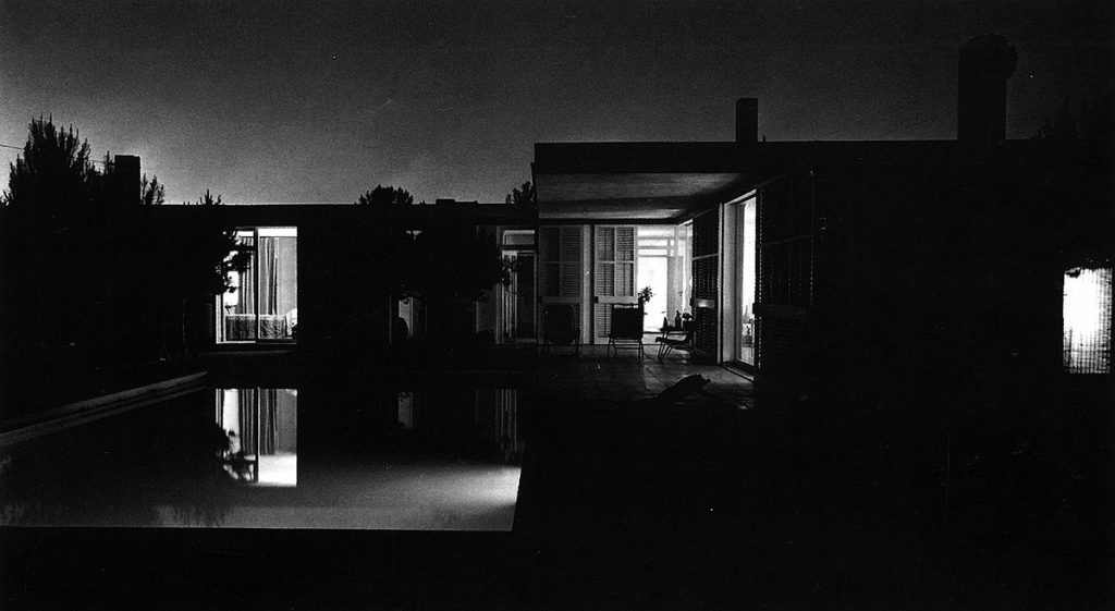 Fig.4. Fotografía nocturna de la casa Catasús de José Antonio Coderch (Sitges, 1955-56) realizada por Francesc Catalá-Roca en 1957.