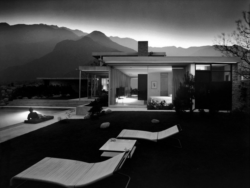 Fotografía nocturna de la Kaufmann House de Richard Neutra (Palm Springs, 1946-47) realizada por Julius Shulman en 1947.