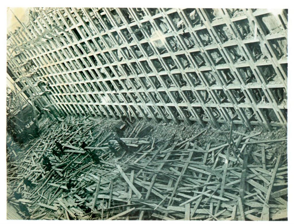 A. Rodchenko construyendo una reclusa, 1933.