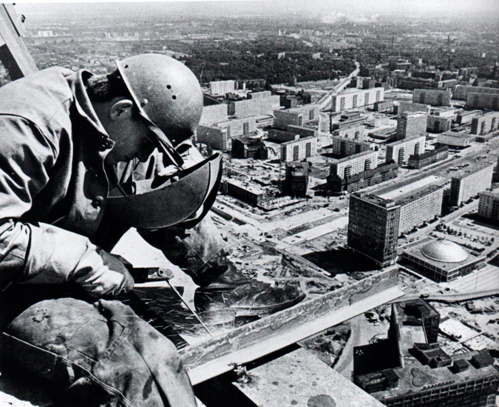 Constructor de la torre de televisión de Alexanderplatz, Berlín oriental, 1968.