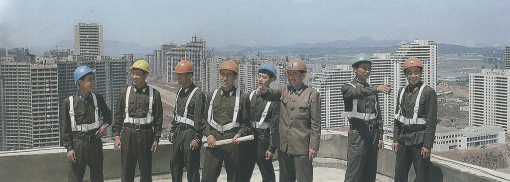 Ejército Norcoreano en la construcción de la Avenida Tong Il de Pyongyang 