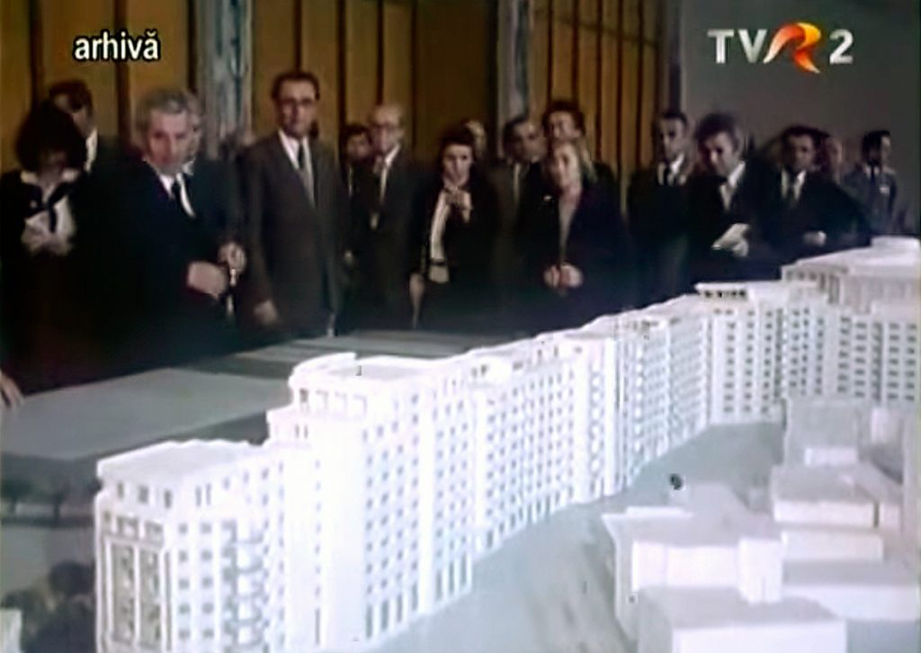 Nicolae y Elena Ceausescu con la maqueta y arquitectos del Bulevar de la Victoria de Socialismo en Bucarest