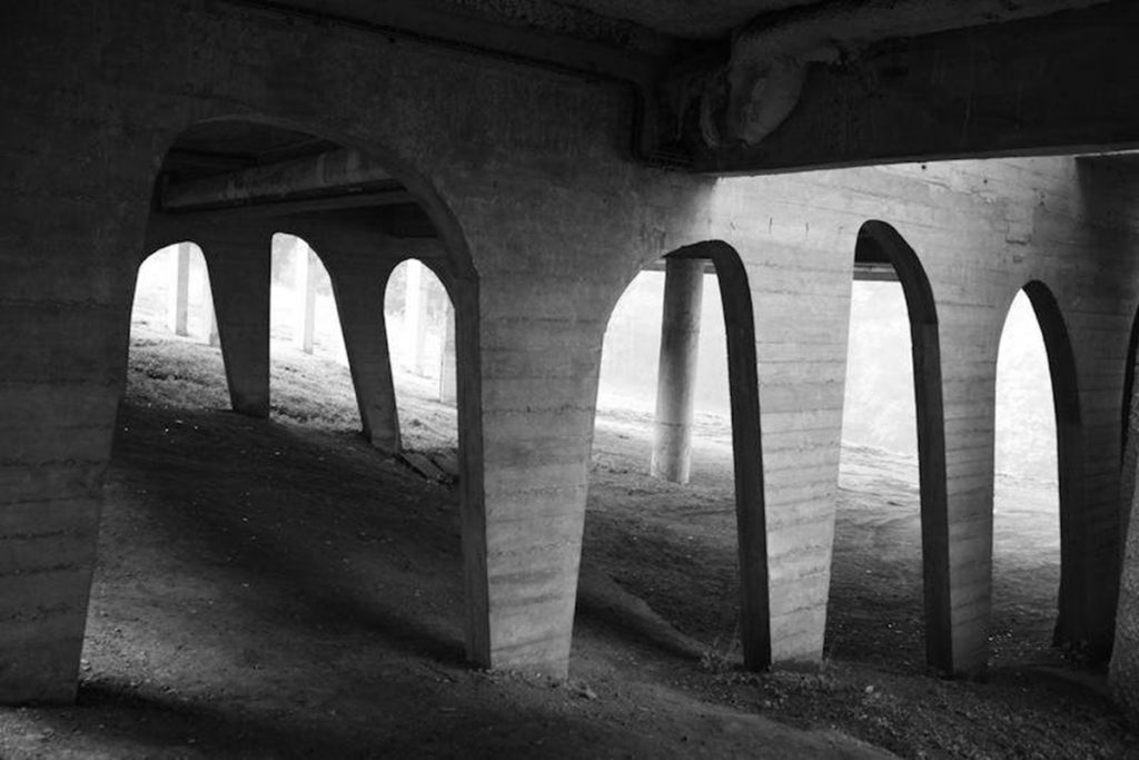 Muros de apoyo del convento de La Tourette sobre las laderas de Éveaux