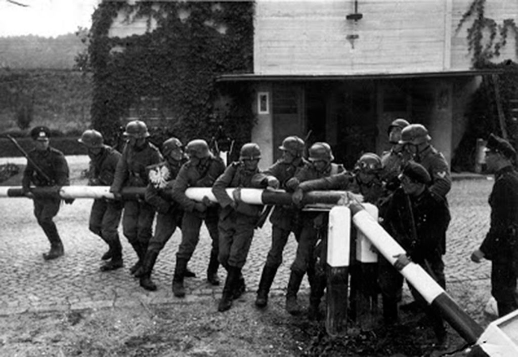 1 septiembre de 1939 Soldados alemanes rompen la barrera en la frontera con Polonia e invaden el país. EFE