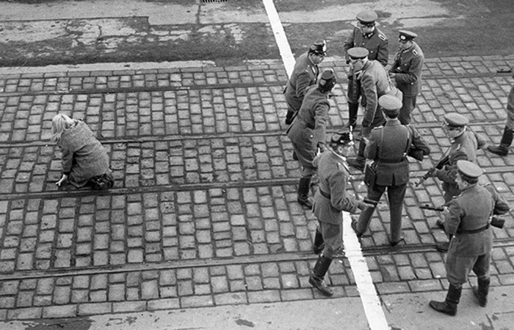 Policías de Berlín Occidental y Alemania Oriental se enfrentan entre sí a través de la frontera en Berlín, en una imagen del año 1955 (Three LionsHulton ArchiveGetty Images)