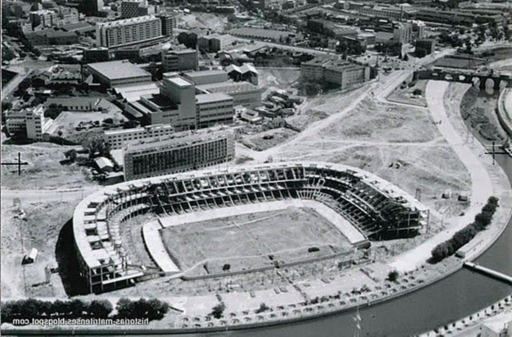 A finales de noviembre de 1958 el Ayuntamiento aprobó el proyecto de construcción del estadio en los terrenos denominados Canalización del Manzanares. Fuente: http://historias-matritenses.blogspot.com/2014/05/estadio-vicente-calderon-o-manzanares.html