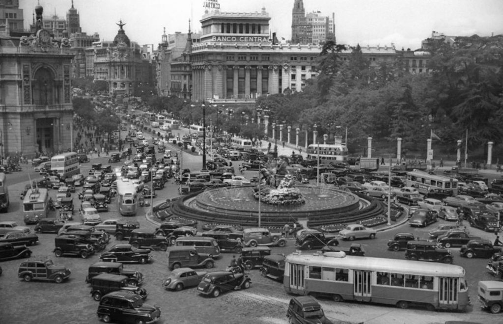 Coches, trolebuses, buses de uno y dos pisos… La Cibeles nunca está sola. Hacia 1955. Fuente: elpais.com