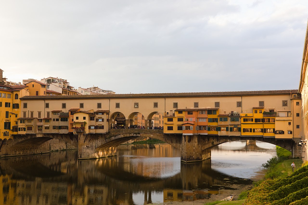 Ponte Vecchio, en Florencia, Italia | Autor: Xosema | Fuente: https://es.wikipedia.org/wiki/Ponte_Vecchio_(Florencia)#/media/Archivo:Florencia_-_Firenze_-_Ponte_Vecchio_-_01.jpg