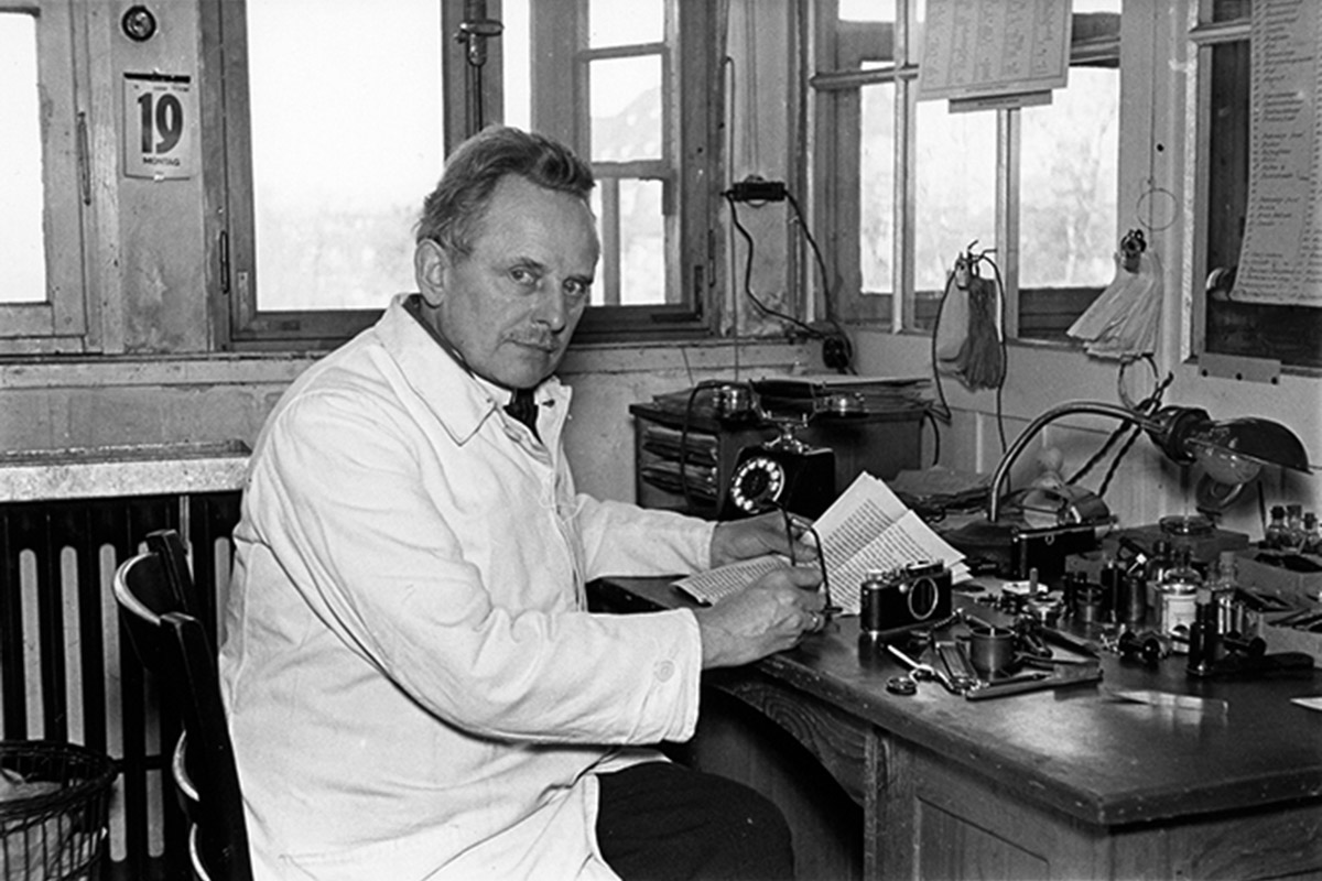 Oskar Barnack trabajando en su taller en 1935