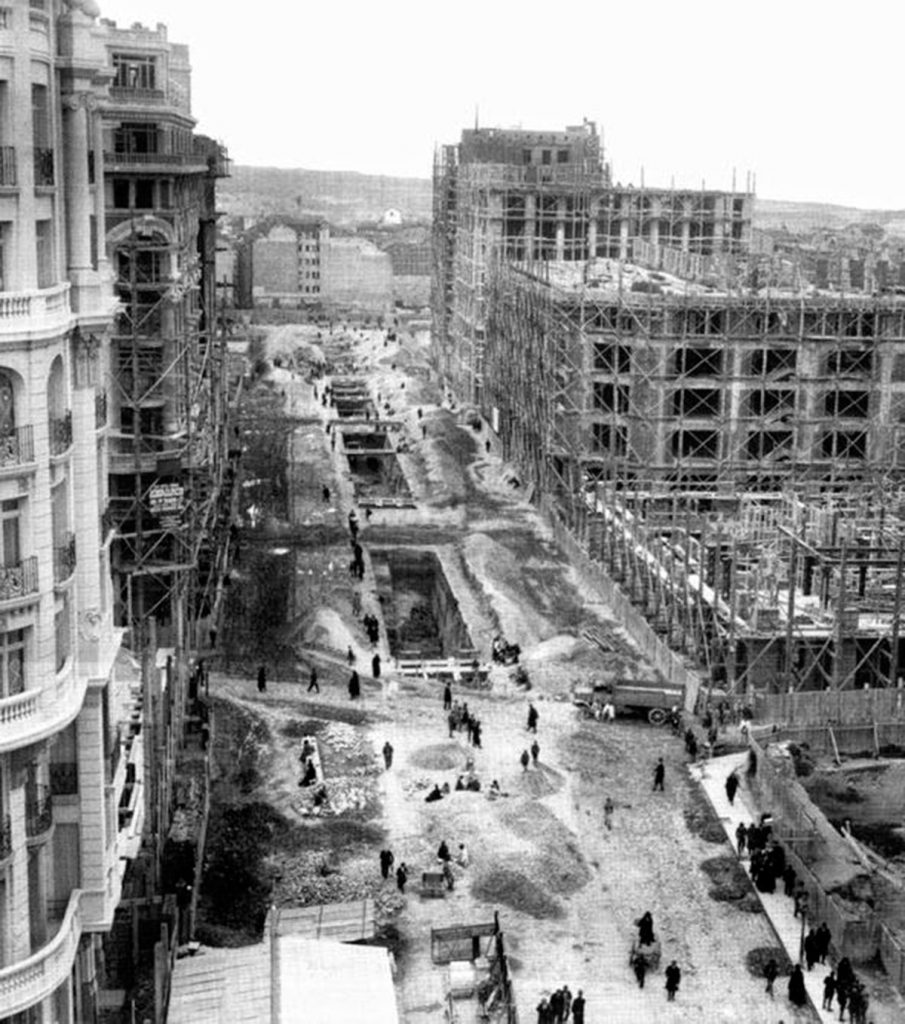 El segundo tramo, El Bulevar, entre la Red de San Luis y Callao, se realizó en los siguientes cuatro años, entre 1917 y 1922, aunque la entrega definitiva de obras fue el 20 de agosto de 1927. Se denominó avenida de Pi y Margall, en recuerdo del que fuera presidente de la Primera República Española.