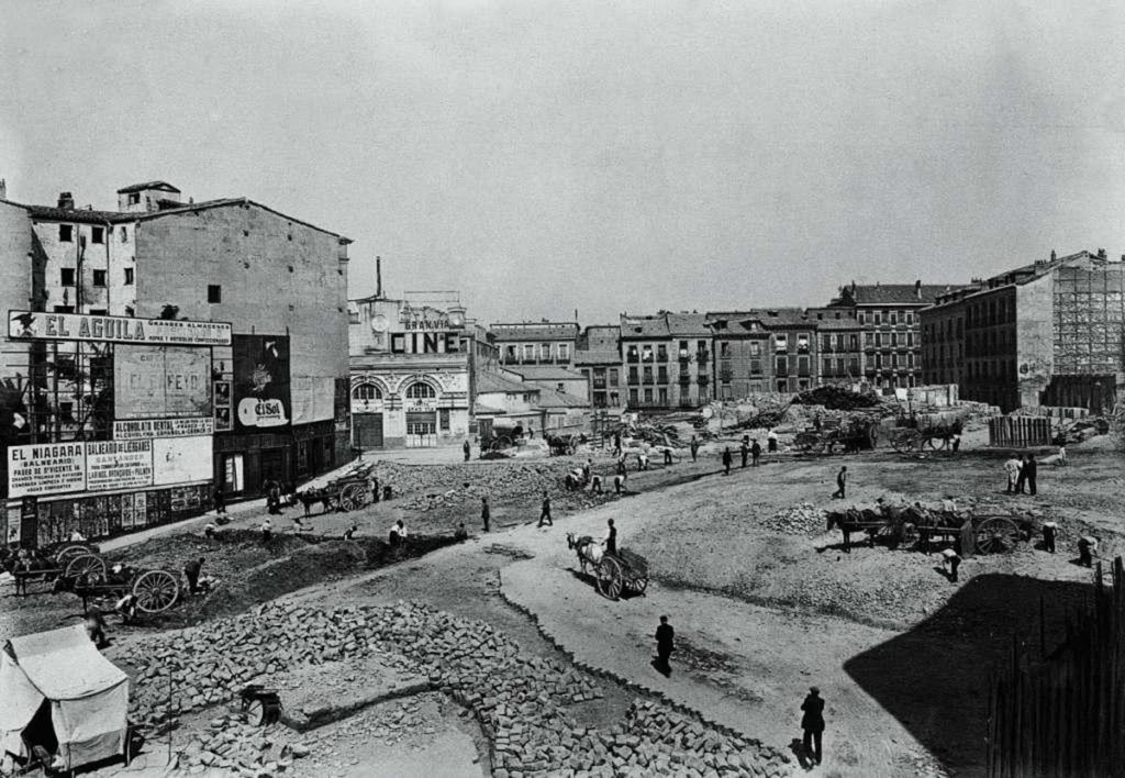 La foto de la semana: Obras en la Plaza de Callao (construcción del segundo tramo de la Gran Vía), años veinte | Fuente: edicioneslalibreria