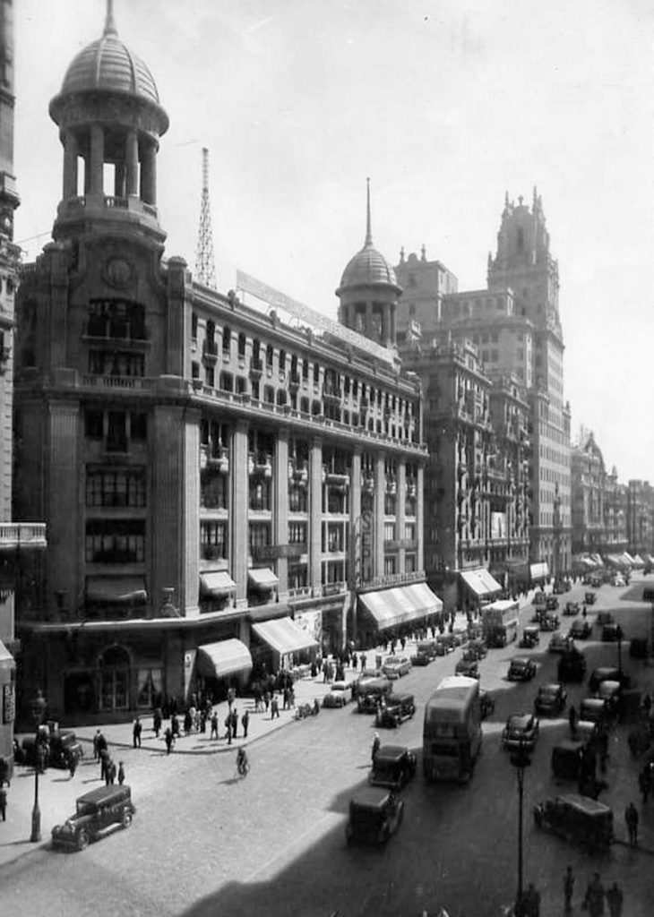 La Sociedad Madrid-París (fundada en 1920) construyó el inmueble con capital francés y español, convirtiéndolo en poco tiempo en un referente de las compras capitalinas.