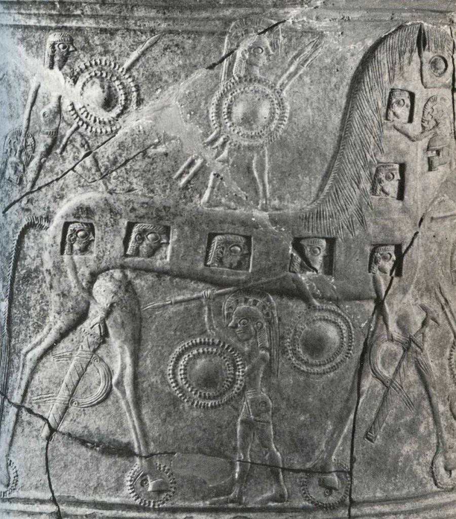 l Caballo de Troya rodeado por guerreros troyanos, con los griegos disimulados en su interior, en una ánfora funeraria del siglo VII a.C. (.)