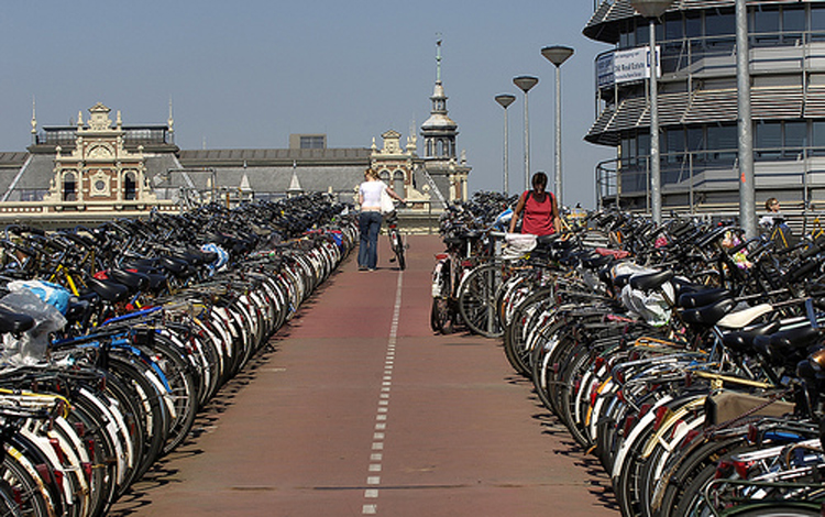 Aparcamiento de Bicis en Amsterdam | Fuente: https://otracordobaesposible.wordpress.com/category/ciclismo-competicion/