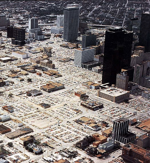La Ciudad Dónut de Houston, cuyo downtown fue abandonado, en los años 60 | Fuente: http://theoverheadwire.blogspot.com/2010/02/parking-bombs.html