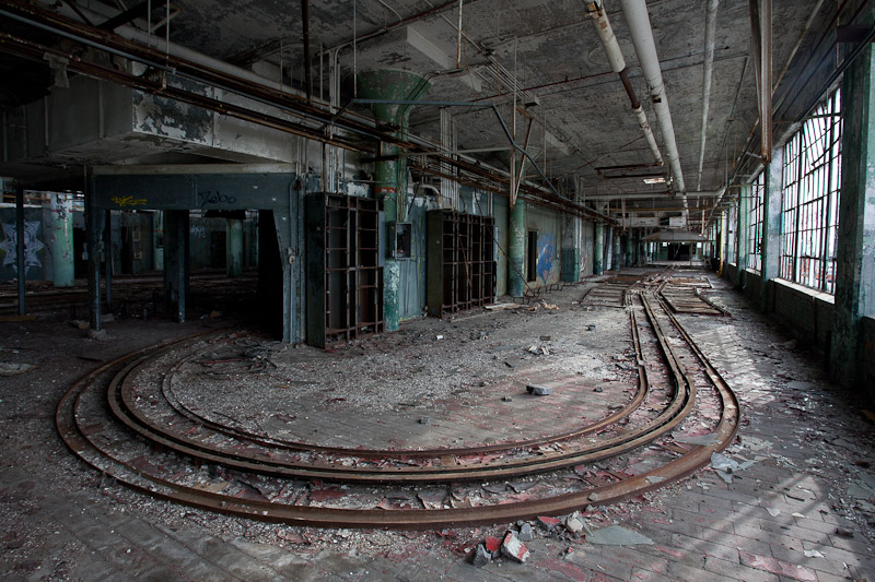 Cronópolis, bajo la sombra de Detroit. sher Body 21 Plant , Detroit | One of the most frequently-immitated shots in the plant is the looping of the track. This photograph was directly inspired by a similar picture by Yves Marchand and Romain Meffre