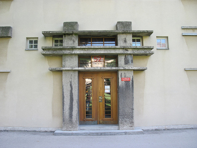 Portal de vivienda de Karl Marx Hof, la supermanzana de la Viena Roja