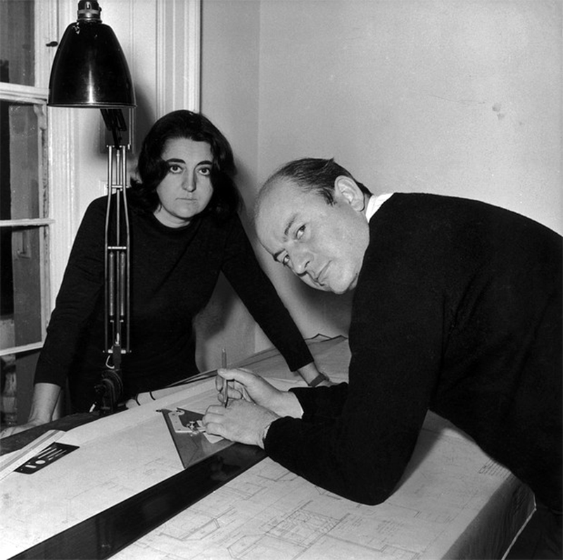 Alison y Peter Smithson en su estudio de Londres 1961. Getty Images