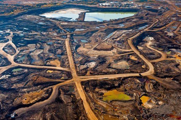 Antropoparasitus Marc Chalamanch Vista aérea de una zona rica en alquitrán, provocada por la actividad de la industria minera y las colas de desechos tóxicos. Alberta, Canadá.