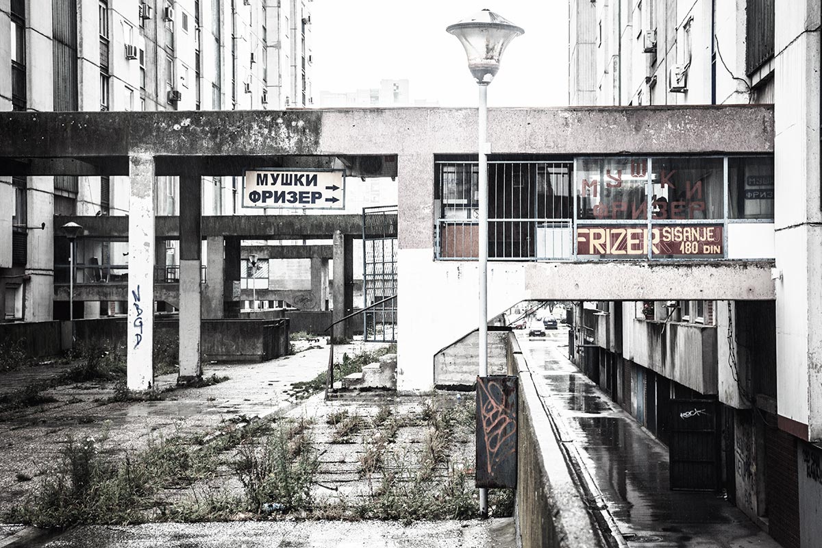 Los Bloques más Instagramables de Nueva Belgrado  Jelena Prokopljević espacio de comunicación y relación entre los edificios. Nivel de entrada y del parking. Foto O Young Kwon (httpoyphoto.com)