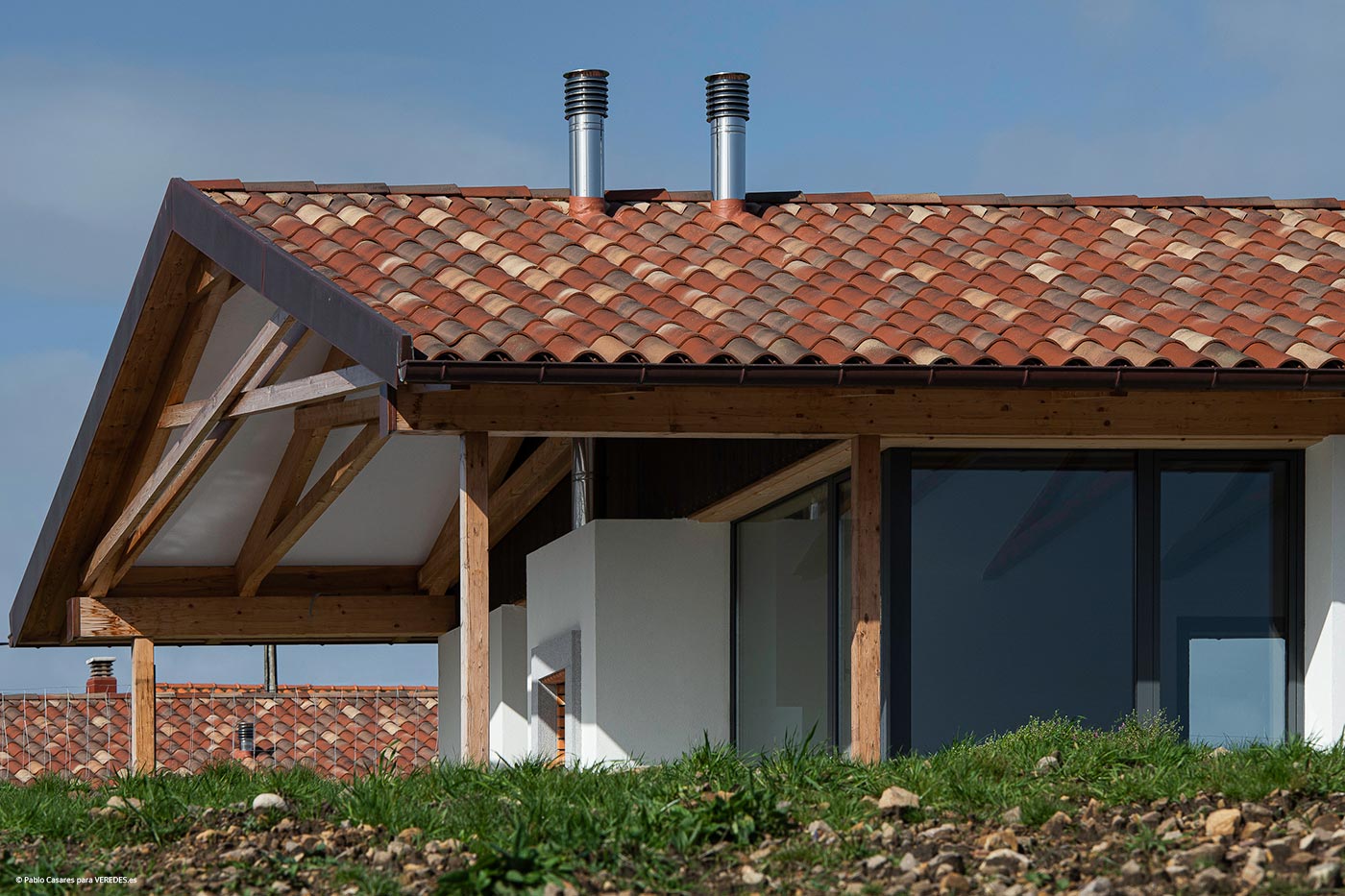 Integración de cubiertas en el paisaje urbanización Camino de las Vallinas (Asturias), de Hollegha Arquitectos © Pablo Casares 