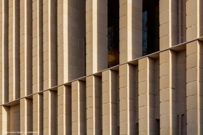 Tanatorio en Girona. De la nave industrial a la arquitectura funeraria | Plasencia Arquitectura