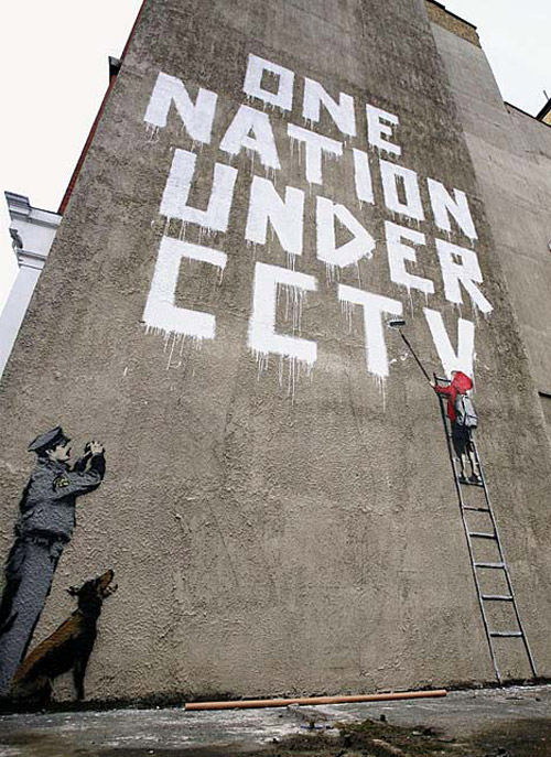 ¿Ciudades para todos Stepienybarno Banks, logró su graffiti más grande en el centro de Londres hasta la fecha, tres pisos de alto, que denuncia las 500 mil cámaras de seguridad que hay en Londres