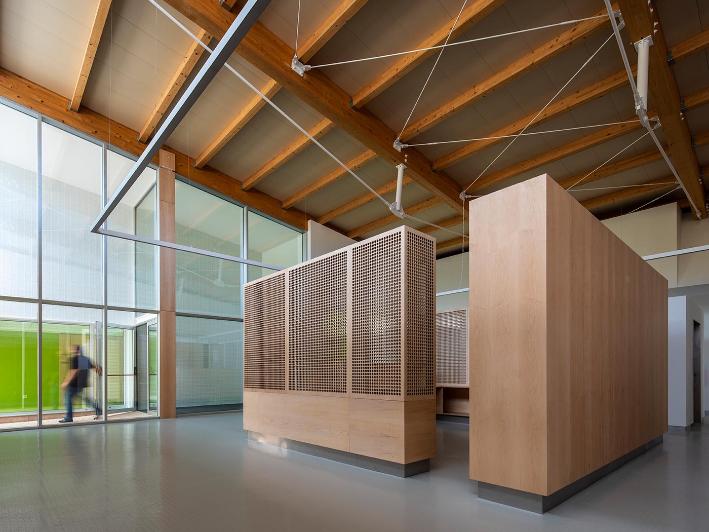 Cubierta sostenible y eficiente con teja y madera en el Centro de salud en Pereiro de Aguiar (Ourense), de OLAestudio