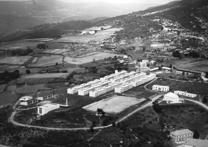 La cruz de Joaquín Basilio Bas Antonio S. Río Vázquez Poblado de Fontao, con la iglesia y su cruz La cruz de Joaquín Basilio Bas Antonio S. Río Vázquez Poblado de Fontao, con la iglesia y su cruz