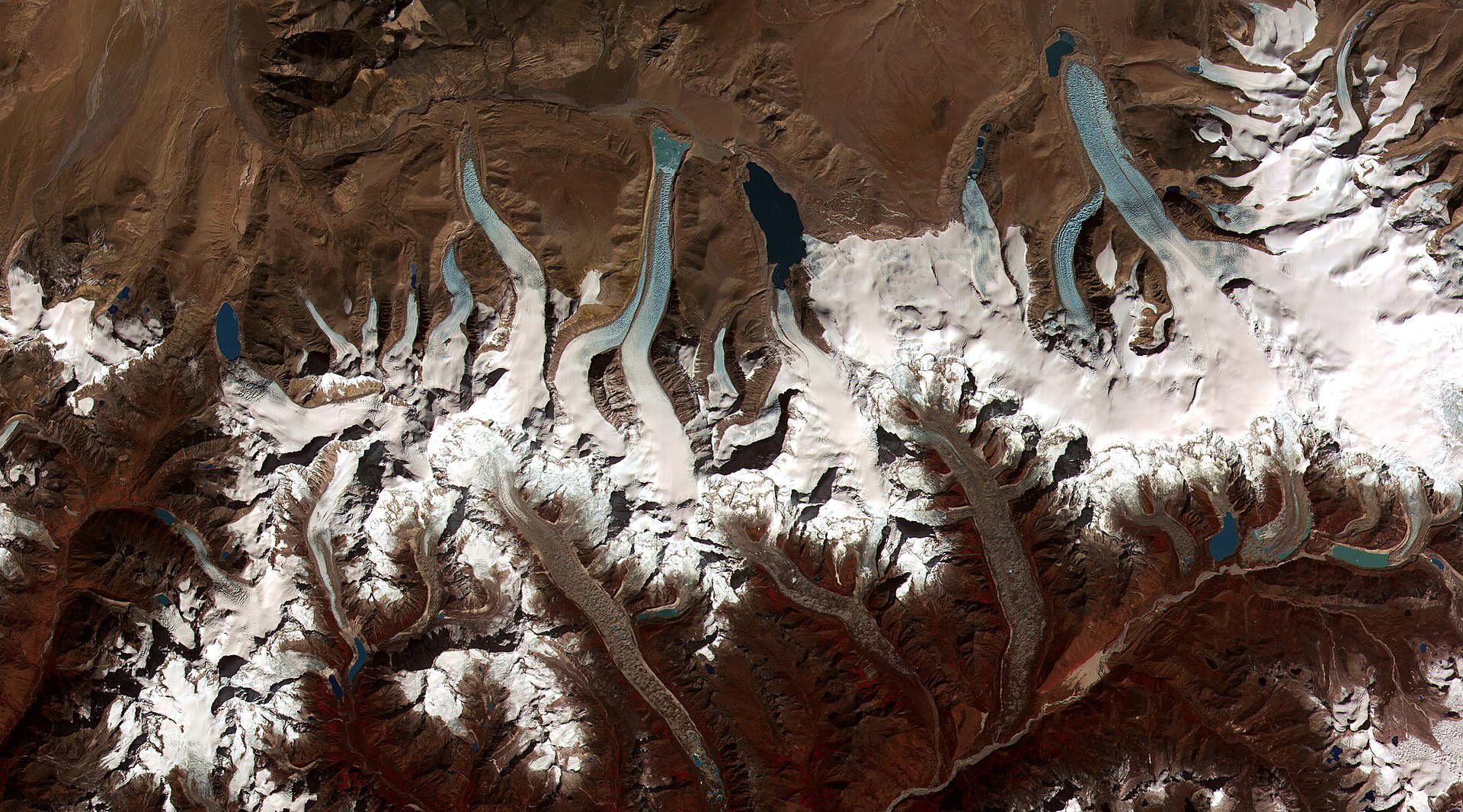 La tierra sigue girando Marc Chalamanch-Glacial_lakes,_Bhutan Esta imagen de la NASA muestra las partes derretidas (lagos) en las faldas del glaciar de Bután en el Himalaya.