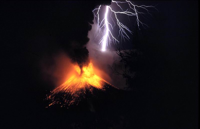 La tierra sigue girando Marc Chalamanch Mount Rinjani eruption in 1994, in Lombok, Indonesia