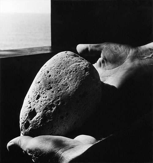 La luz que nos hace José del Carmen Palacios Aguilar Lucien Hervé, la main de Le Corbusier avec un galet, Cap Martin-Roquebrune