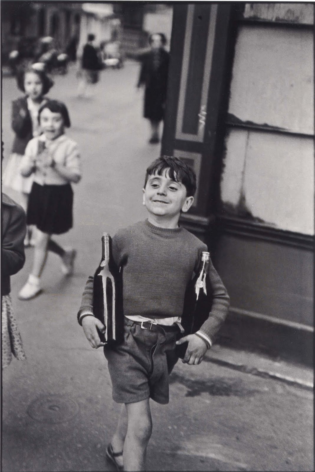 Como un niño de pan José del Carmen Palacios Aguilar Henri Cartier-Bresson en la Rue Mouffetrad Paris, 1954. Aparece un niño sonriente llevando dos botellas de vino en cada brazo