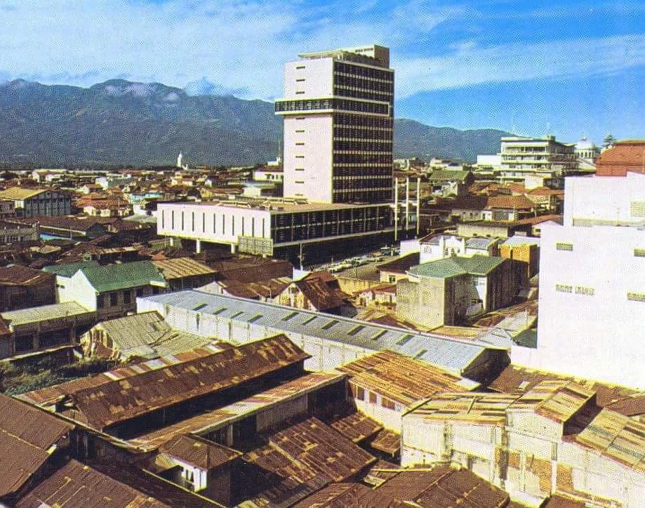 Edificio Laureano Echandi Vicente, hito histórico y arquitectónico de los años sesenta en Costa Rica Luis Alberto Monge Calvo vista del edificio de la CCSS cerca de los años setenta