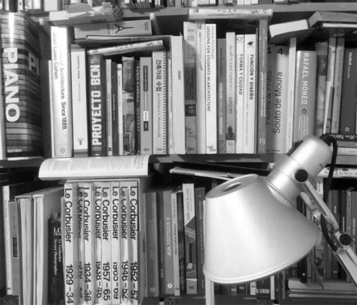 Nuestros libros, nuestras ciudades José del Carmen Palacios Aguilar Fragmento del librero en el estudio, 2021