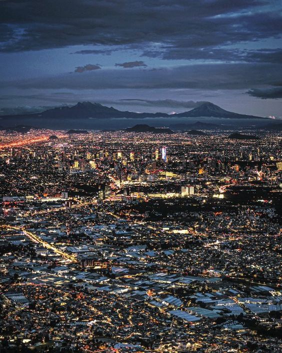 Antropoceno humanidad depredadora Marc Chalamanch Vista nocturna de ciudad de México
