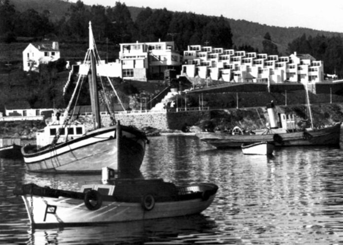 La postal de Andrés Fernández-Albalat Lois Antonio S. Río Postal del Motel «El Hórreo» en Corcubión (1966)Vázquez