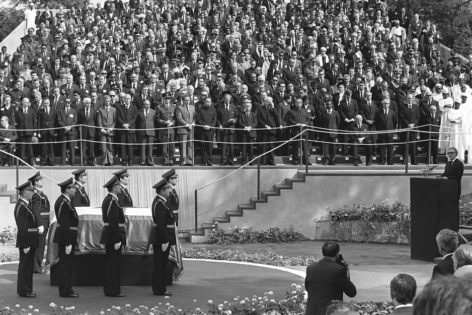 Kuća Cveća domesticidad funeraria y espectáculo político Jelena Prokopljević The coffin of late Yugoslavia president Marshal Josip Broz Tito is escorted by eight military officers in front of more than 100 party delegations and 150 state leaders from all 
