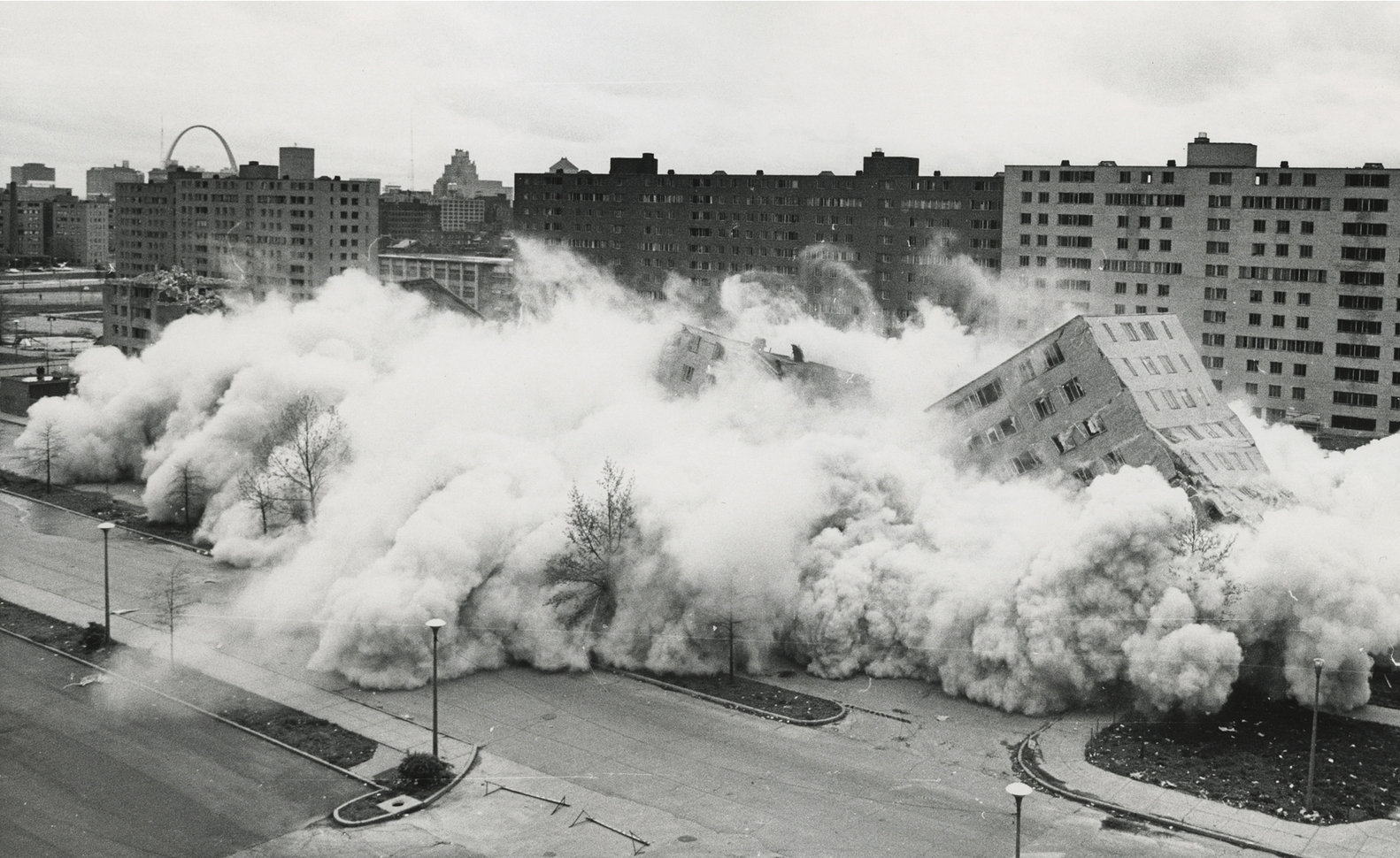 Despeñar las Razones por el Acantilado del Tiempo Miquel Lacasta demolición del premiado conjunto de viviendas Pruitt-Igoe en Saint Louis, Missouri, del arquitecto Minoru Yamasaki, en 1972