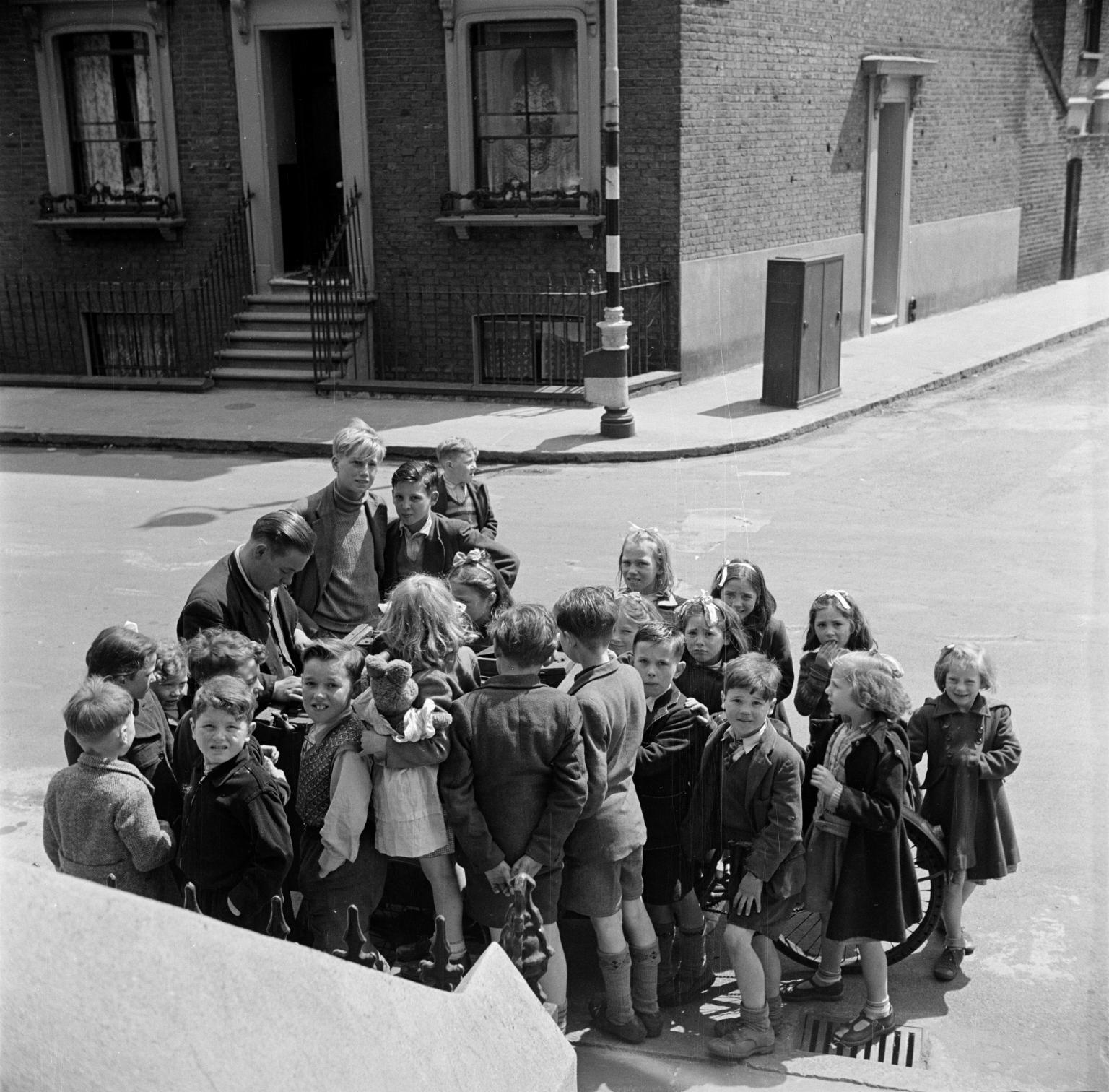 Re-colectar vestigios José del Carmen Palacios Aguilar nigel henderson_photo showing a crow of children in the street_c1949-1956