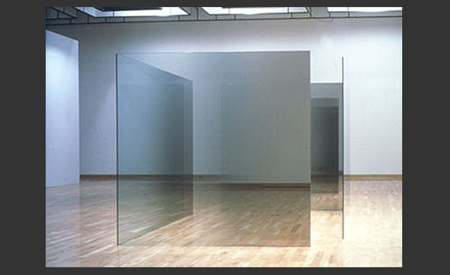 La Suciedad de la Transparencia  Miquel Lacasta la obra de Larry Bell, 6x6x4-A,B, de 1995, compuesto por cuatro paneles de vidrio de 12mm con una película de cromo-niquel