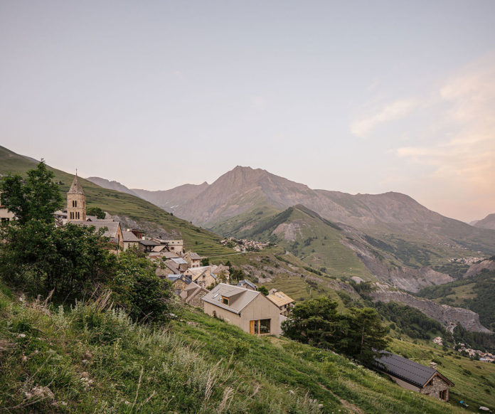 Face a La Meije. Dos viviendas en los Alpes Ramón Durántez Fernández Ⓒ Imagen Subliminal (Miguel de Guzmán + Rocio Romero) 1 Face a La Meije. Dos viviendas en los Alpes Ramón Durántez Fernández Ⓒ Imagen Subliminal (Miguel de Guzmán + Rocio Romero) 1