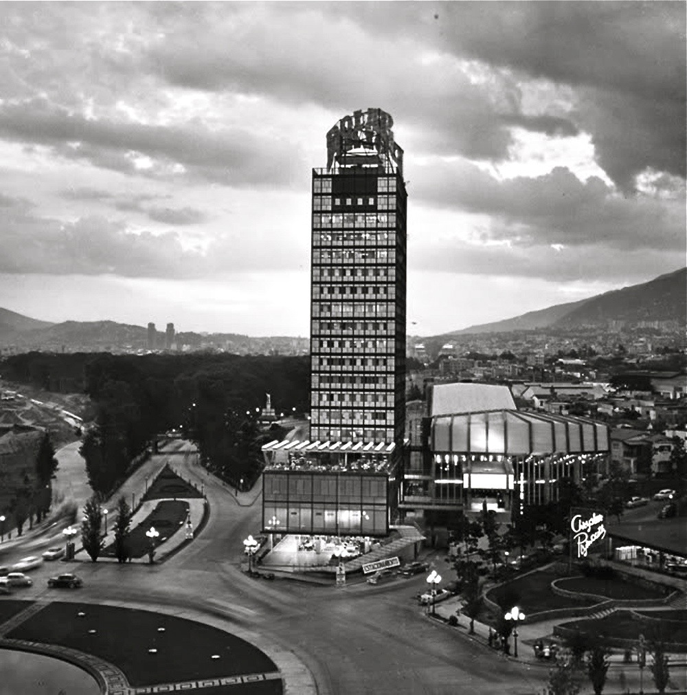 Martín Vegas Pacheco Óscar Tenreiro Degwitz Vegas & Galia. Vista desde el este (en fechas cercanas a 1960) del conjunto Torre Polar-Teatro del Este, Plaza Venezuela, Caracas (1953-1955).