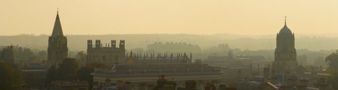 Una vista panorámica del horizonte de Oxford mirando al sur hacia la Catedral de la Iglesia de Cristo y la Iglesia de la Torre de Cristo (las agujas a la izquierda y a la derecha respectivamente) desde la Iglesia de Santa María la Virgen | Fotorgafía: DAVID ILIFF | Fuente: wikipedia