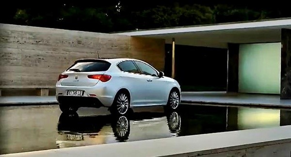 Arquitectura Moderna. Un episodio sin parangón en la historia de la humanidad Imagen publicitaria de Alfa Romeo para su modelo Giulietta del año 2011
