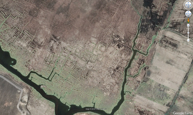 La creación de las ciudades Fernando FreirCanalización de origen Chimú en los Humedales en los alrededores de Puerto Casma, vistos desde el Google Earth