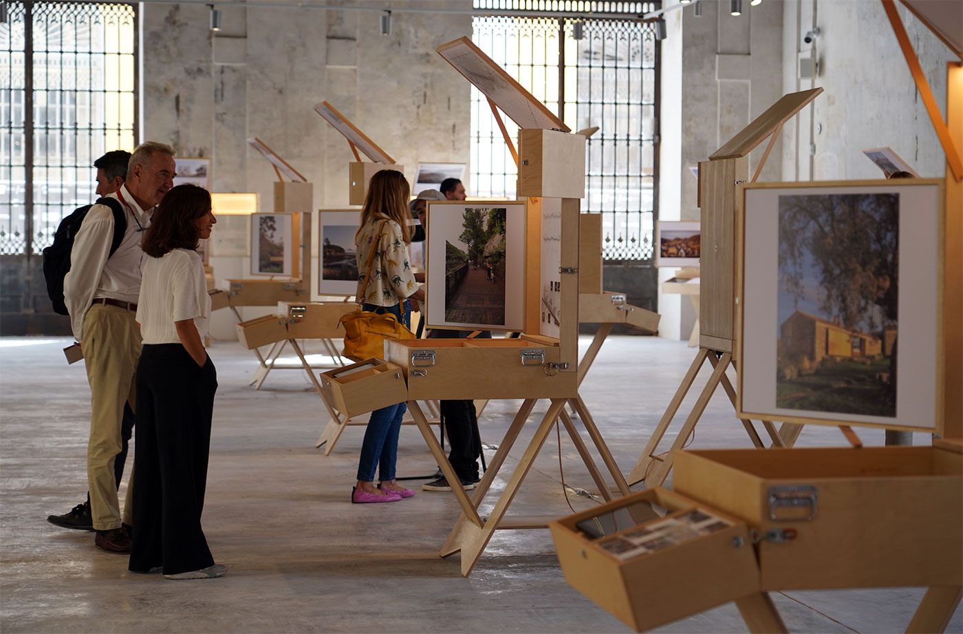 La XVI Bienal Española de Arquitectura y Urbanismo abre sus puertas en la Real Fábrica de Artillería de Sevilla El fururo de la arquitectura a Me–dio Pla–zo