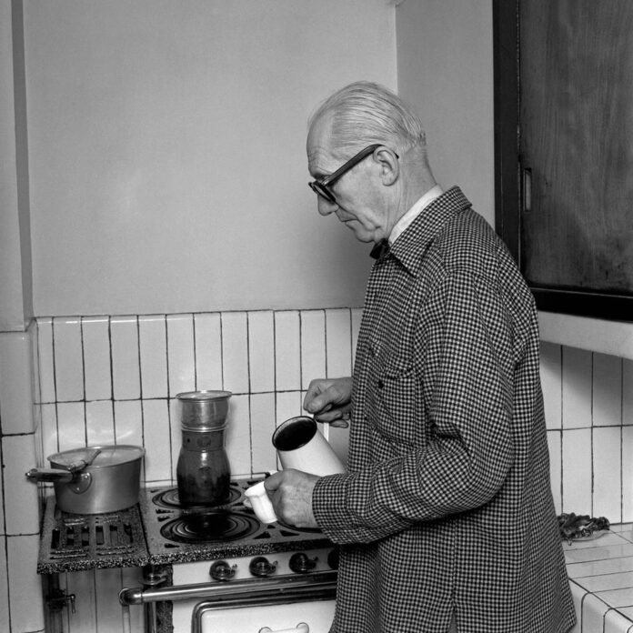 136 Cumpleaños Óscar Tenreiro Degwitz Esta foto de Willy Rizzo, que se expone junto a otras estos días en París, recuerda al Corbusier cotidiano, al hombre, al ser humano que va con nosotros.